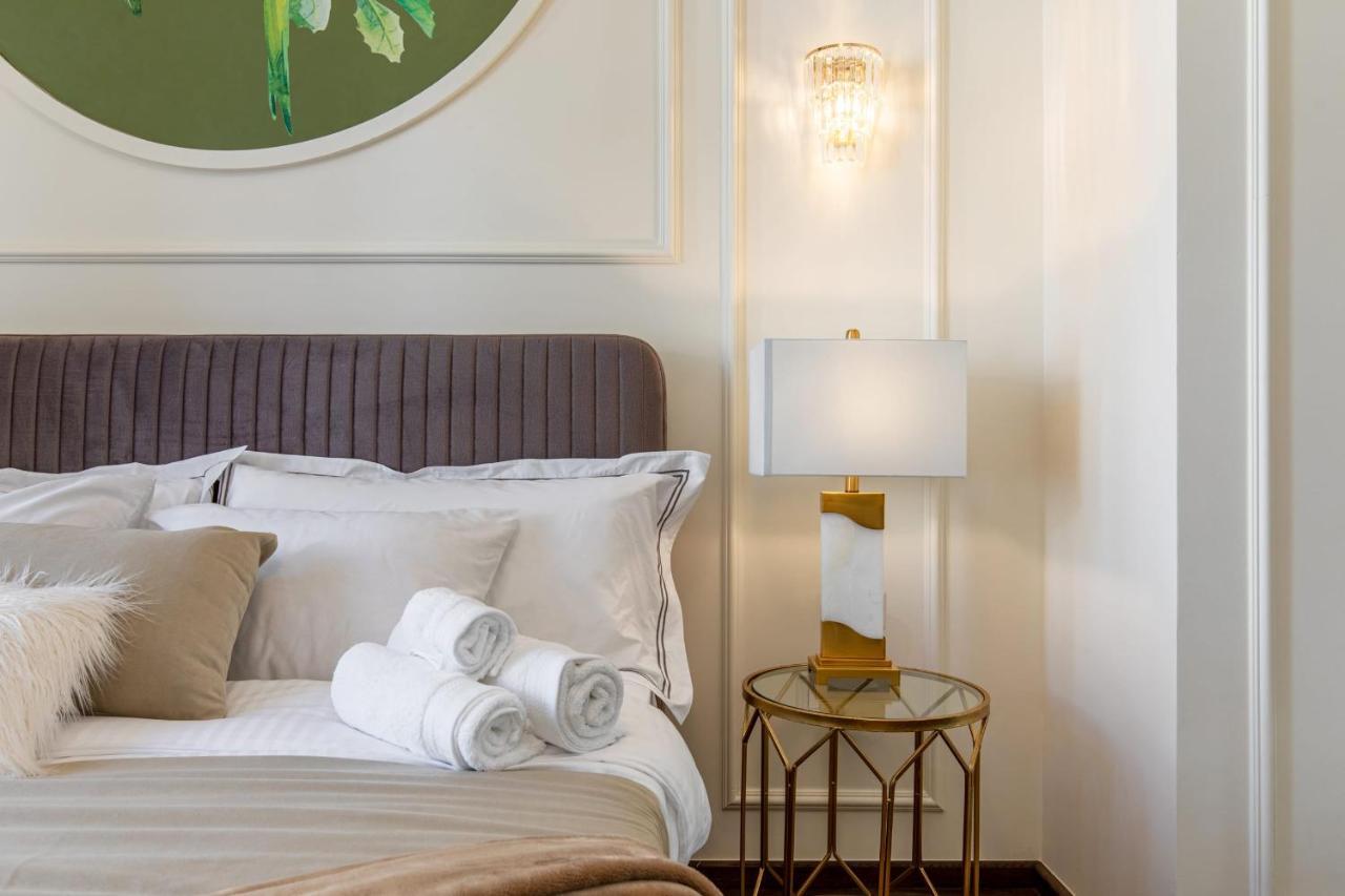 Holt Old Town Luxury Suites With Balcony Бухарест Экстерьер фото