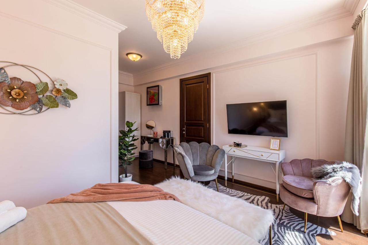 Holt Old Town Luxury Suites With Balcony Бухарест Экстерьер фото
