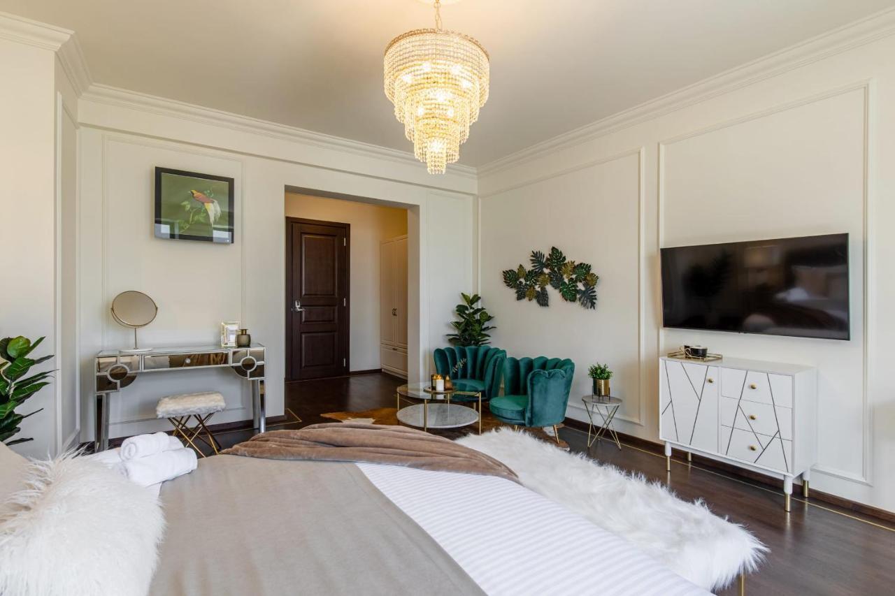 Holt Old Town Luxury Suites With Balcony Бухарест Экстерьер фото