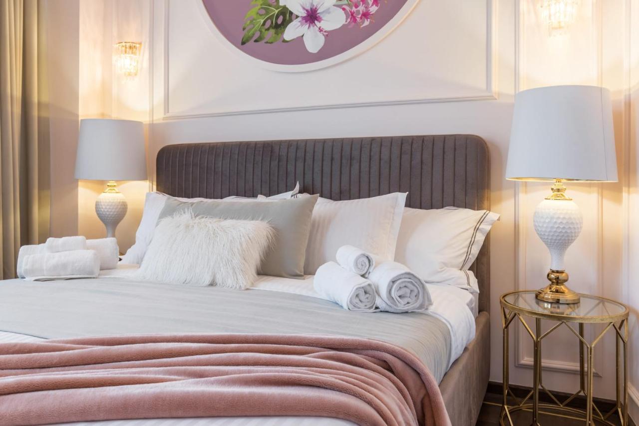 Holt Old Town Luxury Suites With Balcony Бухарест Экстерьер фото