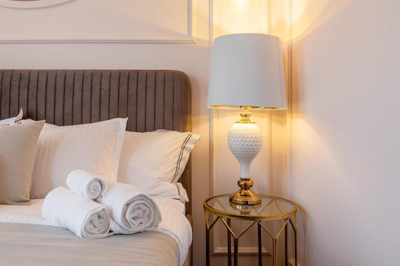 Holt Old Town Luxury Suites With Balcony Бухарест Экстерьер фото