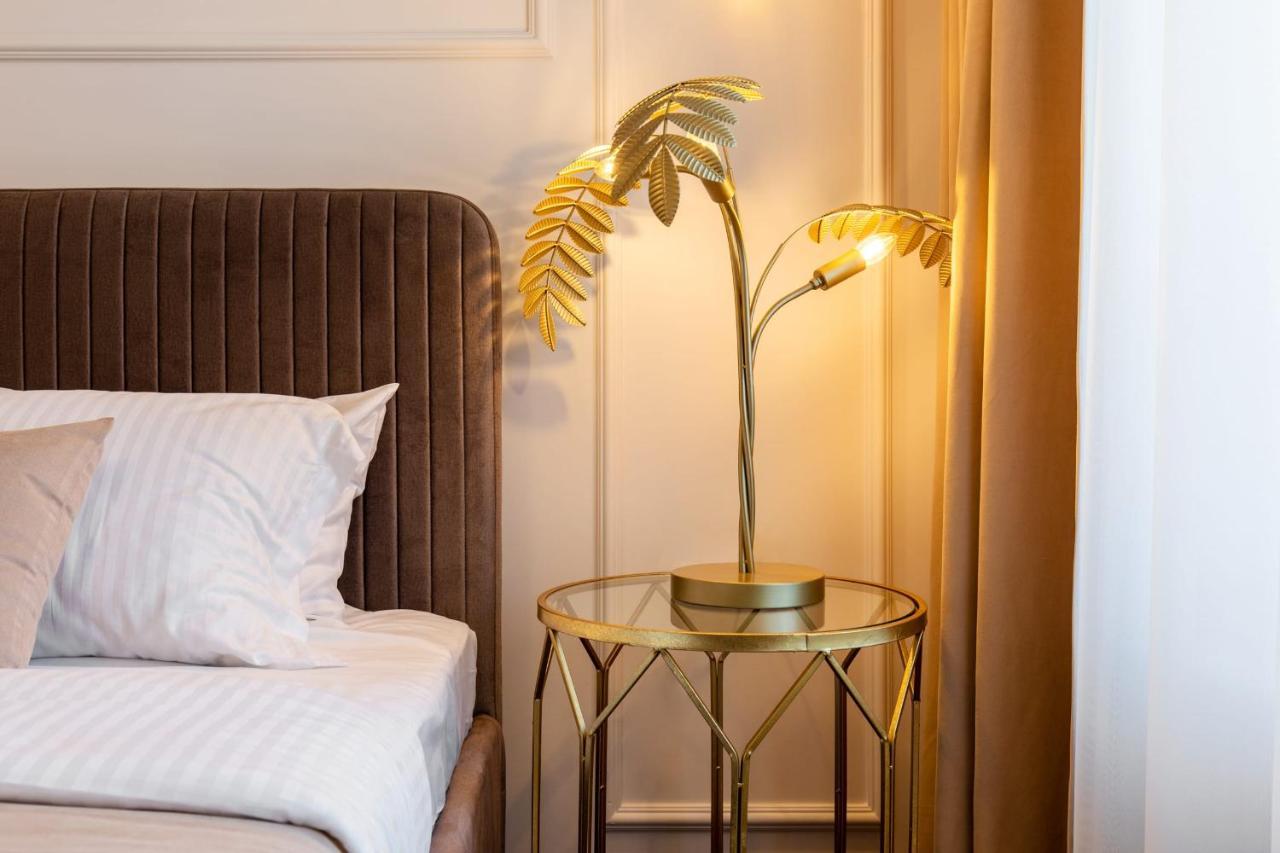 Holt Old Town Luxury Suites With Balcony Бухарест Экстерьер фото